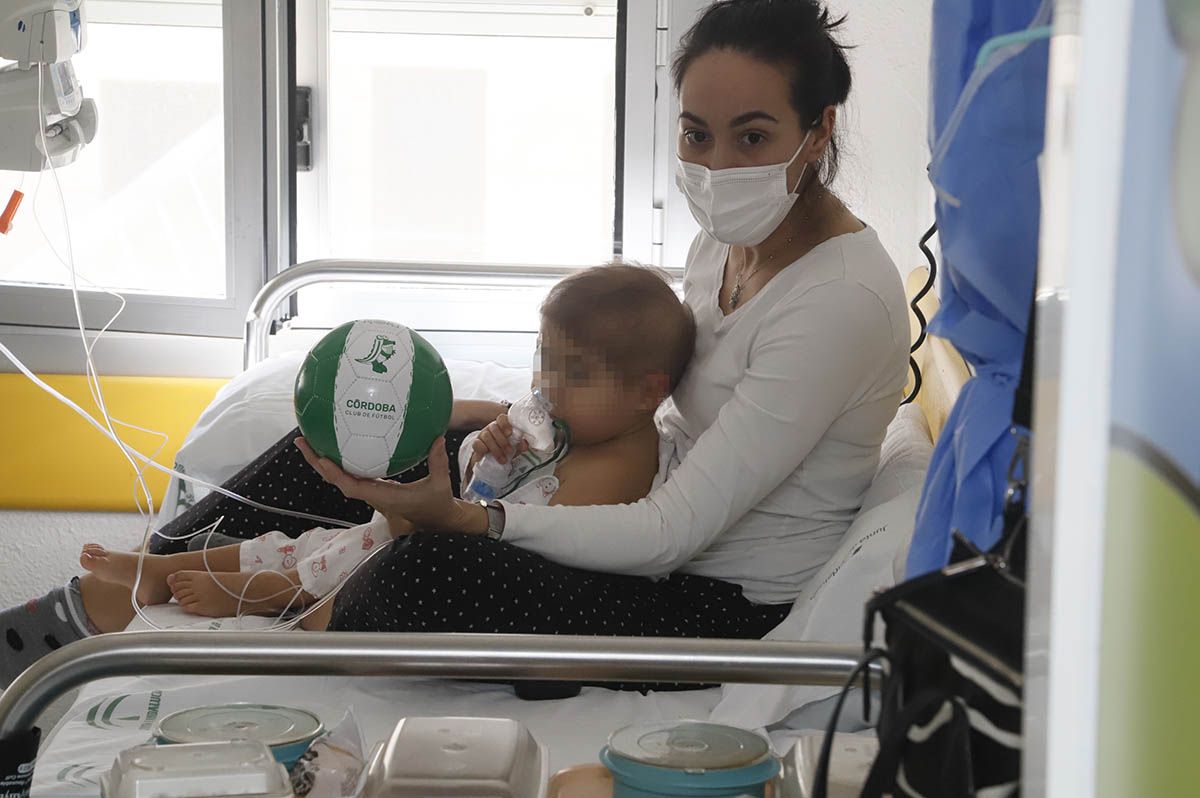 La visita del Córdoba CF al Hospital Reina Sofía en imágenes