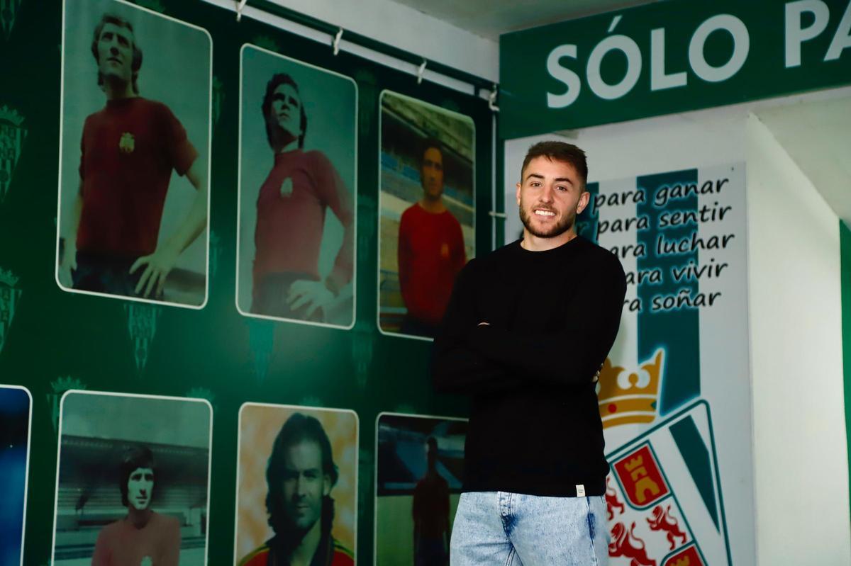 Antonio Casas, en el túnel de El Arcángel, ante la imagen de un mítico goleador del Córdoba CF, Manolín Cuesta.