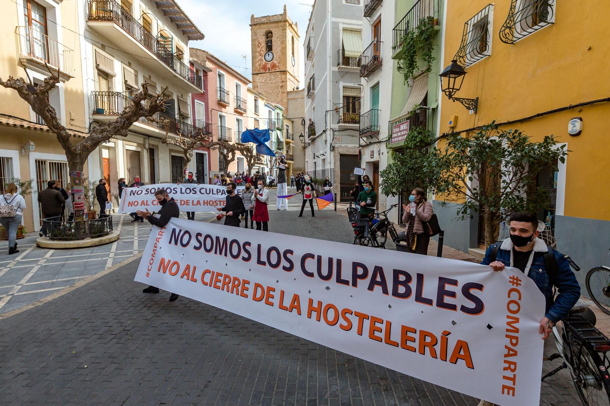 Cerca de 500 personas se manifiestan en La Vila contra el nuevo cierre de la hostelería y la falta de ayudas