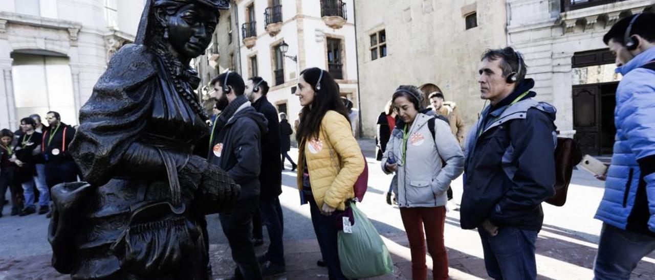 Los turistas en Oviedo, embelesados por la Catedral