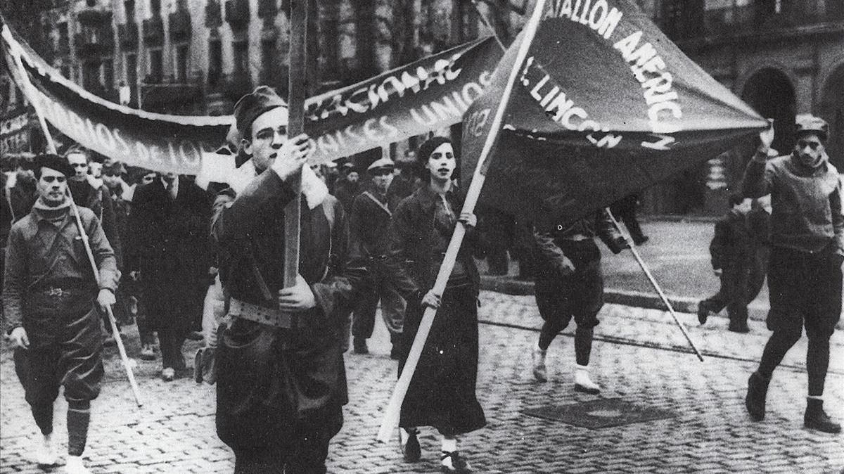 Voluntarios estadounidenses, de la brigada Lincoln, a su llegada a Barcelona.