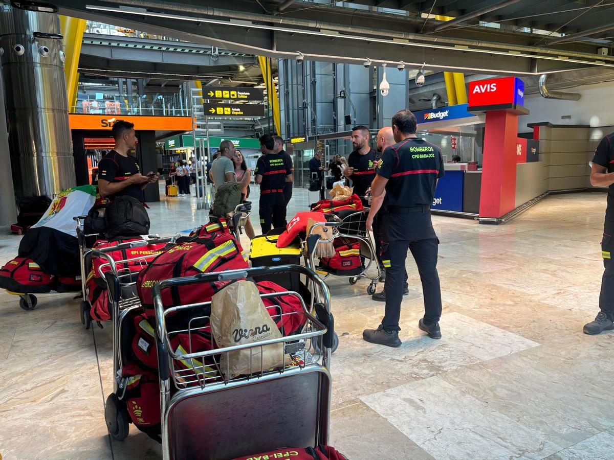 FOTOGALERÍA | Los bomberos de la Diputación de Badajoz regresan de Venezuela tras siete días de rescate.