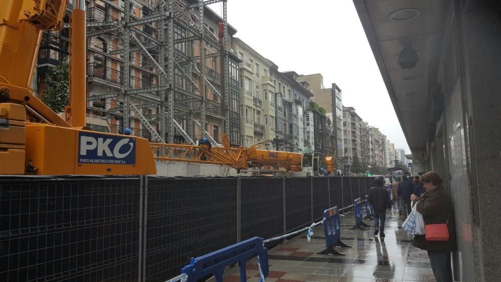 La calle Uría reabre el tránsito a los peatones frente a la casa incendiada