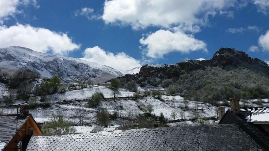 La nieve cubre de blanco el Valle de Lago, en Somiedo