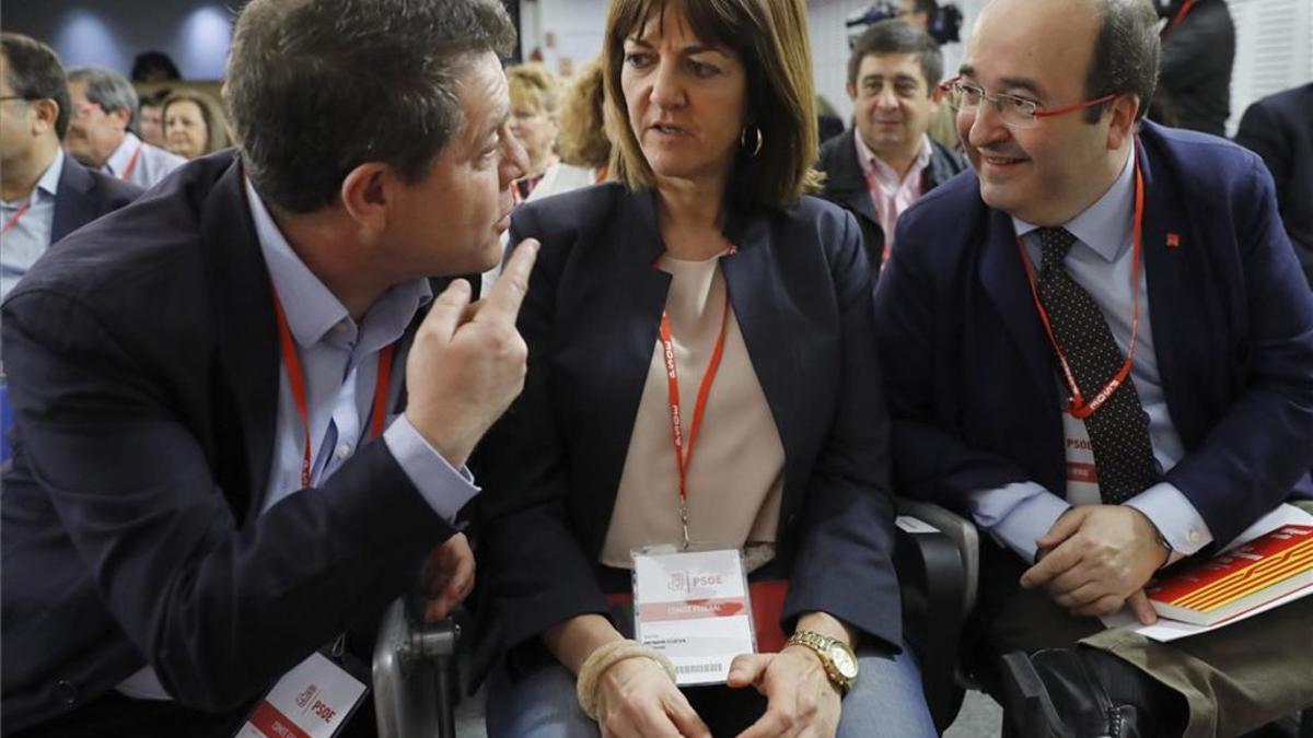 Iceta (derecha), habla con el presidente del PSOE en Castilla-La Mancha, Emiliano García-Page (izquierda), y la líder de los socialistas vascos, Idoia Mendia.