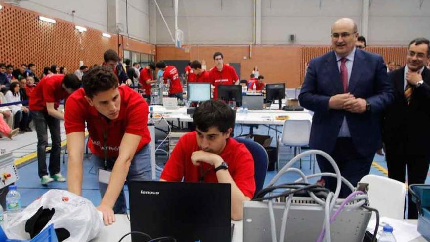 Los zamoranos, en primer término, con el director provincial de Educación, Fernando Prada (derecha).