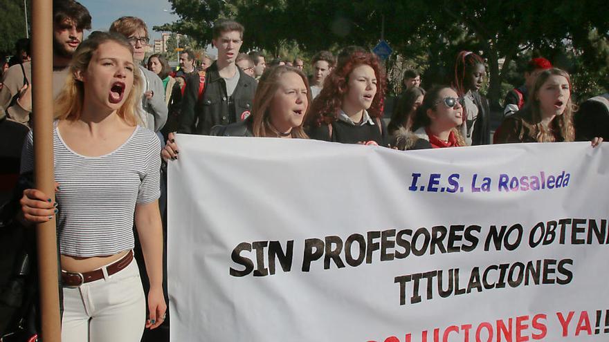 Los alumnos del IES La Rosaleda llevan su protesta a la Delegación de Educación