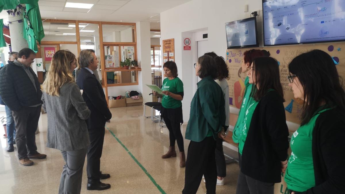 Una comitiva del IES Santa Maria recibe al conseller de Educación con camisetas verdes.