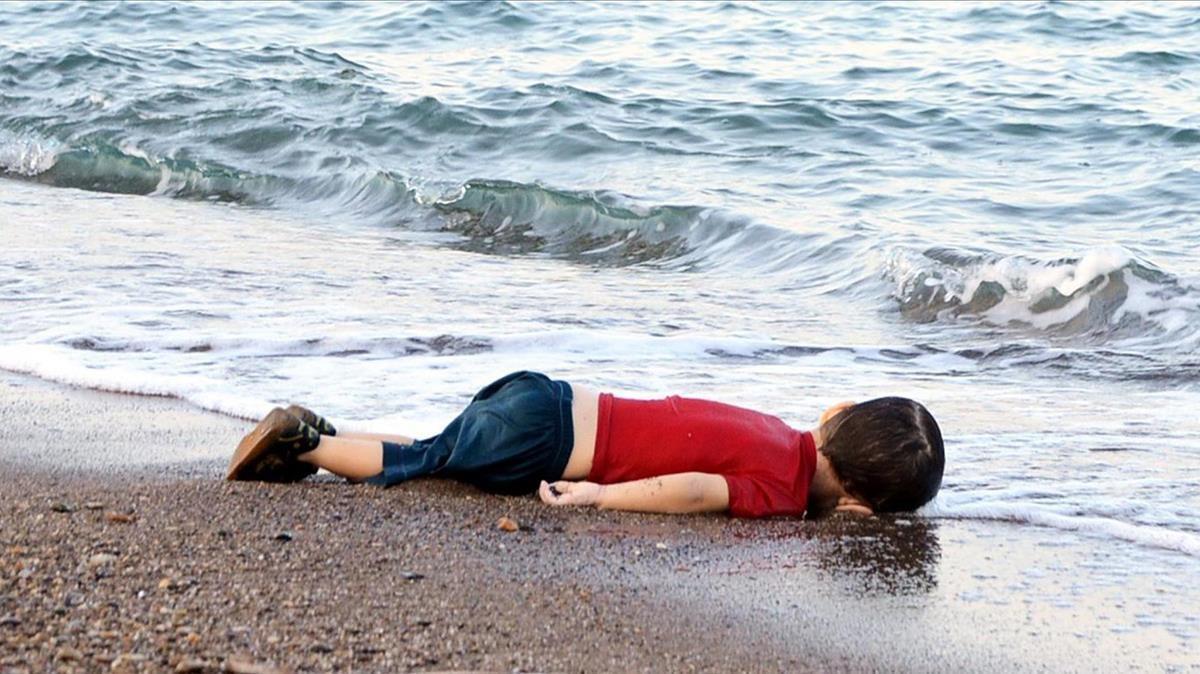 El niño sirio inmigrante Aylan Kurdi, ahogado frente a la costa turca en el 2015 y convertido en símbolo del drama migratorio.