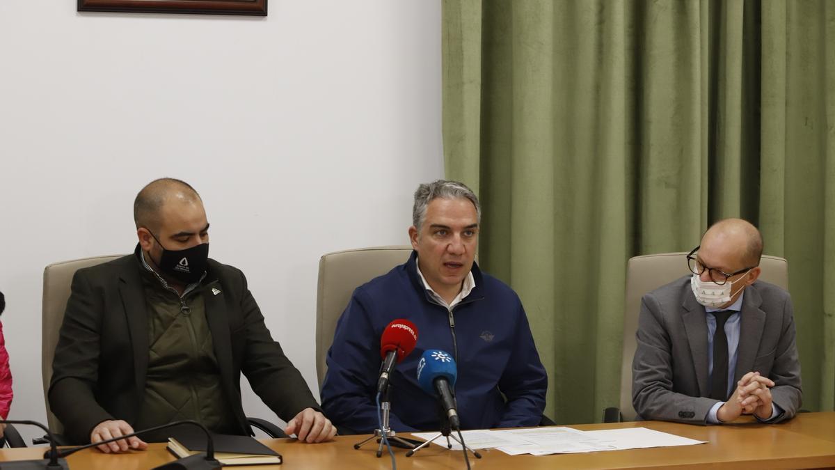 El consejero de presidencia de la Junta de Andalucía, Elías Bendodo (c), atiende a los medios, durante la visita al Ayuntamiento de Yunquera.