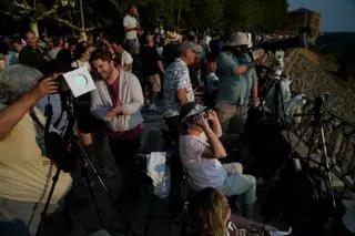 GALERÍA | El doble anochecer de Benavente: cientos de turistas de todo el mundo viven el eclipse desde los Paseos de La Mota