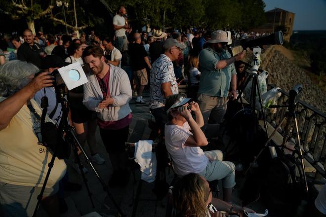 GALERÍA | El doble anochecer de Benavente: cientos de turistas de todo el mundo viven el eclipse desde los Paseos de La Mota