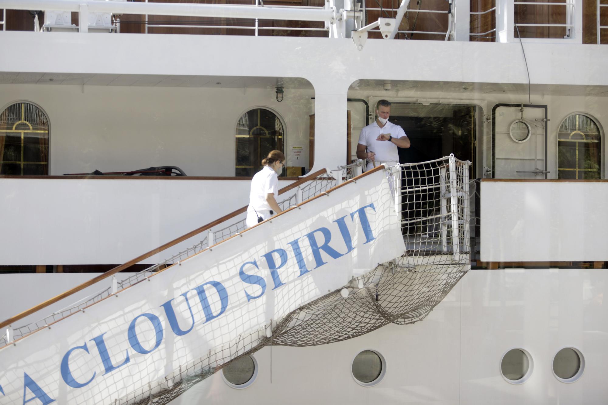 El lujoso 'Sea Cloud Spirit' atraca en el Palmeral del Puerto de Málaga