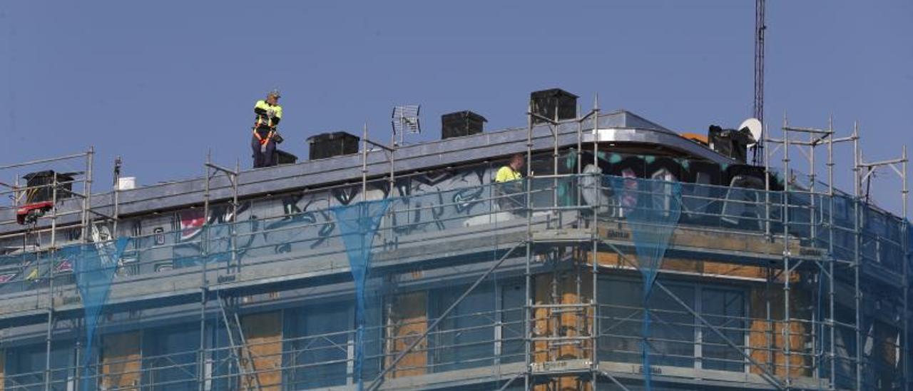 Obras de reforma de un edificio residencial en Vigo. |   // RICARDO GROBAS