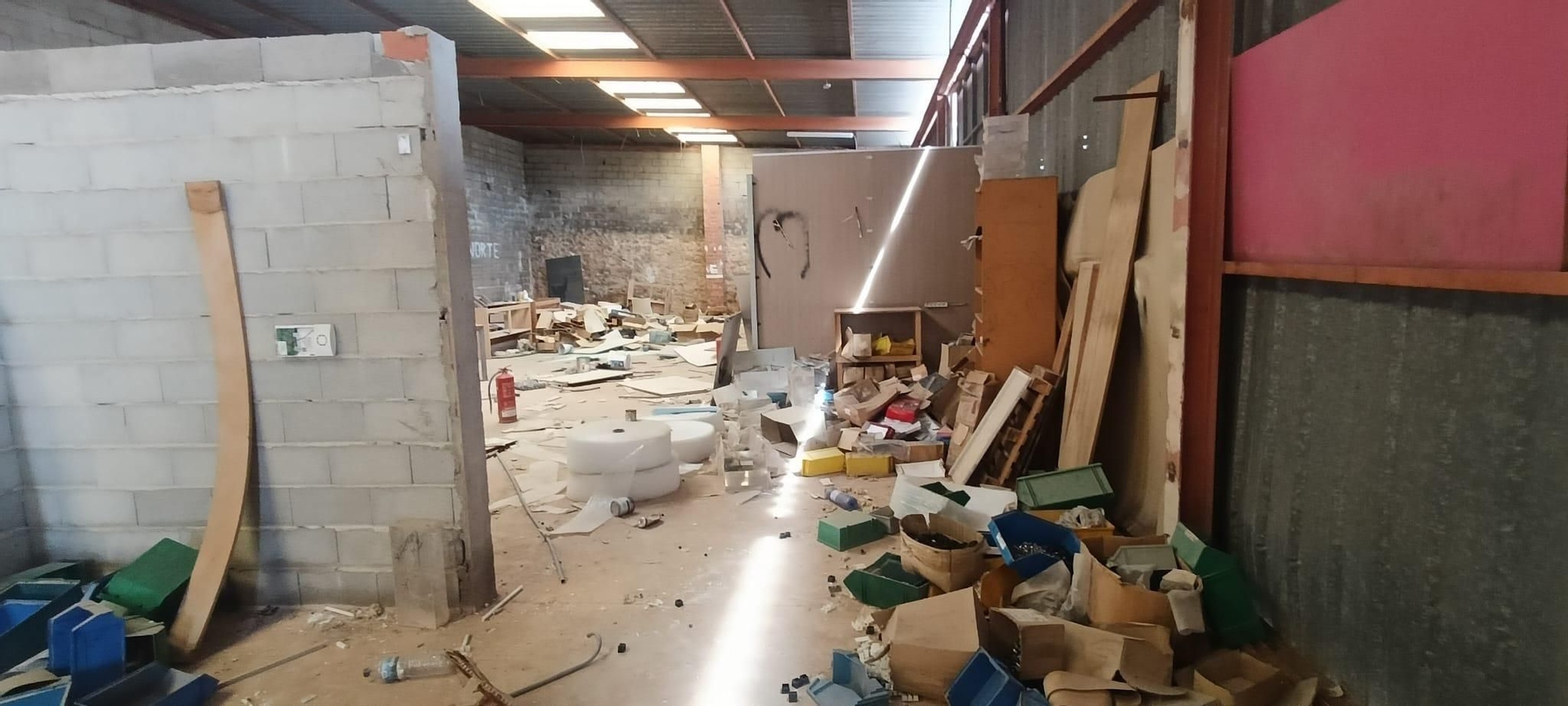 Esclarecedores imágenes del estado y los riesgos de una nave industrial abandonada en la Vall