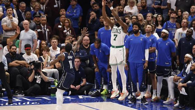 Los Celtics plantan su bandera en Dallas y acarician el anillo de la NBA.