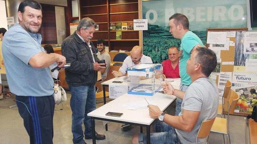 Votaciones al consello de O Ribeiro, ayer, en la oficina de extensión agraria de Ribadavia. // Iñaki Osorio