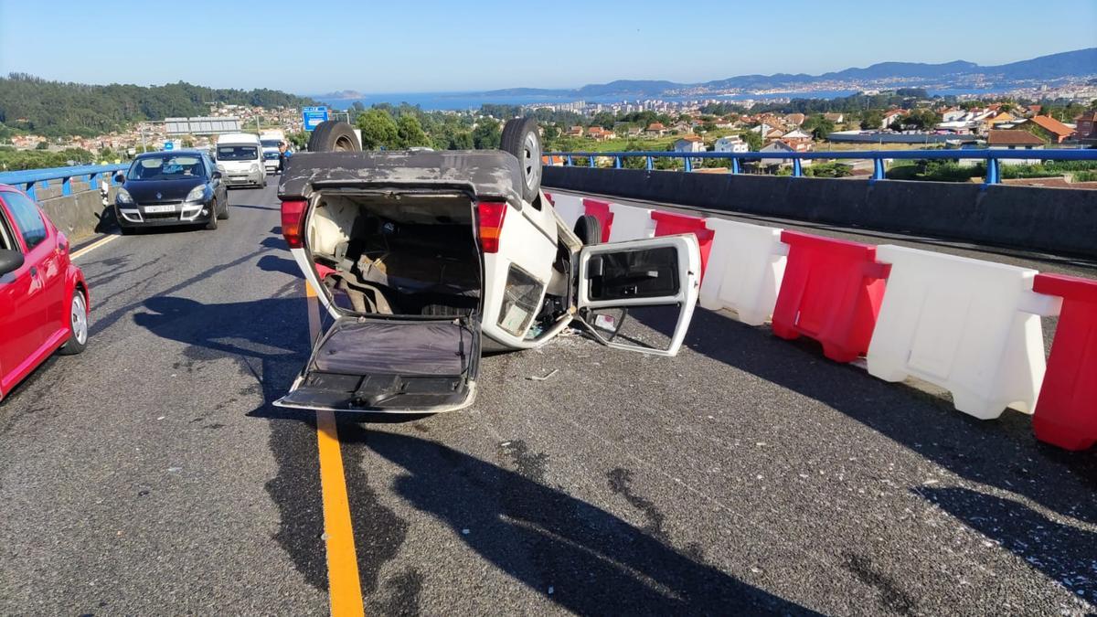 Un herido al volcar un coche en la VG-20