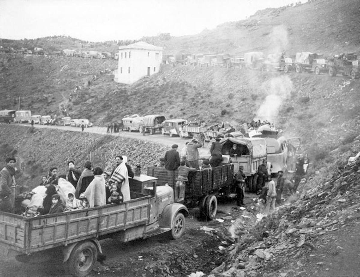 Guerra Civil española. Exiliados. Interminable fila de coches parados en la carretera de Cerbere. Guerra Civil española. Exiliados. Interminable fila de coches parados en la carretera de Cerbere.