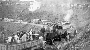 Guerra Civil española. Exiliados. Interminable fila de coches parados en la carretera de Cerbere.