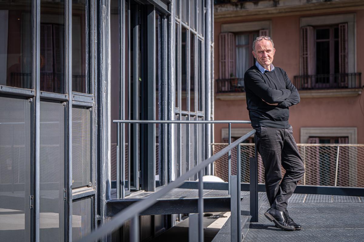 Guim Costa Calsamiglia, decano del Col·legi Oficial d'Arquitectes de Catalunya (COAC), en la azotea de la sede colegial, en Barcelona.