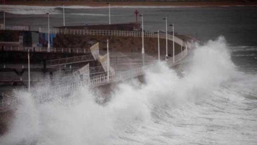 Asturias estará mañana en alerta amarilla por olas de 5 metros y vientos de 90 kilómetros por hora