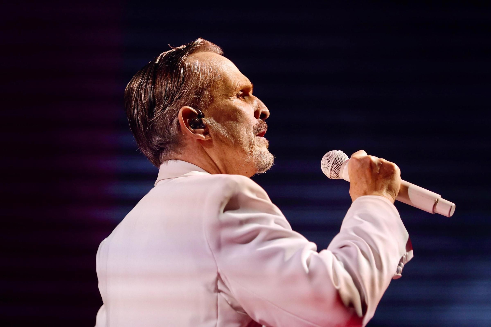 Miguel Bosé disfruta sobre el Ciutat