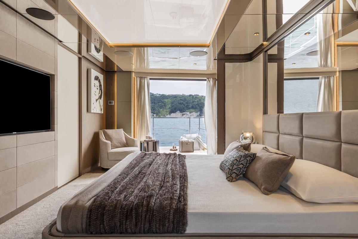 Imágenes de un yate de lujo Saetta 106 construído por Custom Line