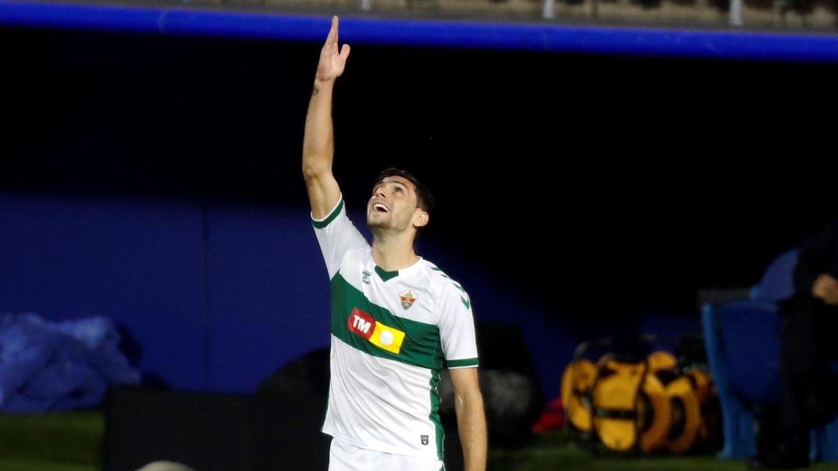 Lucas Boyé señalando al cielo para dedicar el gol a su abuela