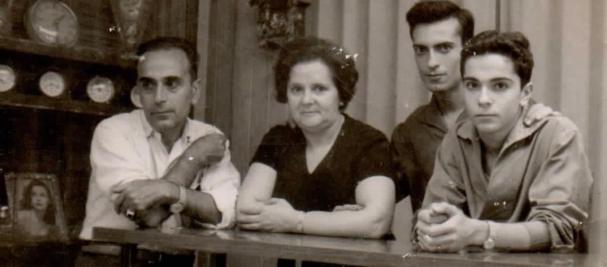 Teresa Gómez, la segunda generación, con su marido y sus hijos, la  tercera generación.  | JOYERÍA GÓMEZ