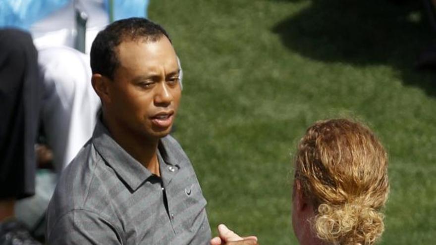 Tiger Woods y Miguel Ángel Jiménez se saludan en Augusta.