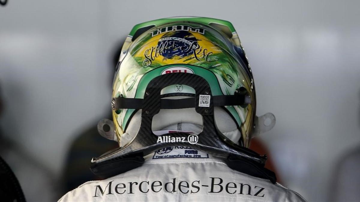 Lewis Hamilton, con el casco de homenaje a Aryton Senna que luce en Interlagos, donde nunca ha ganado.