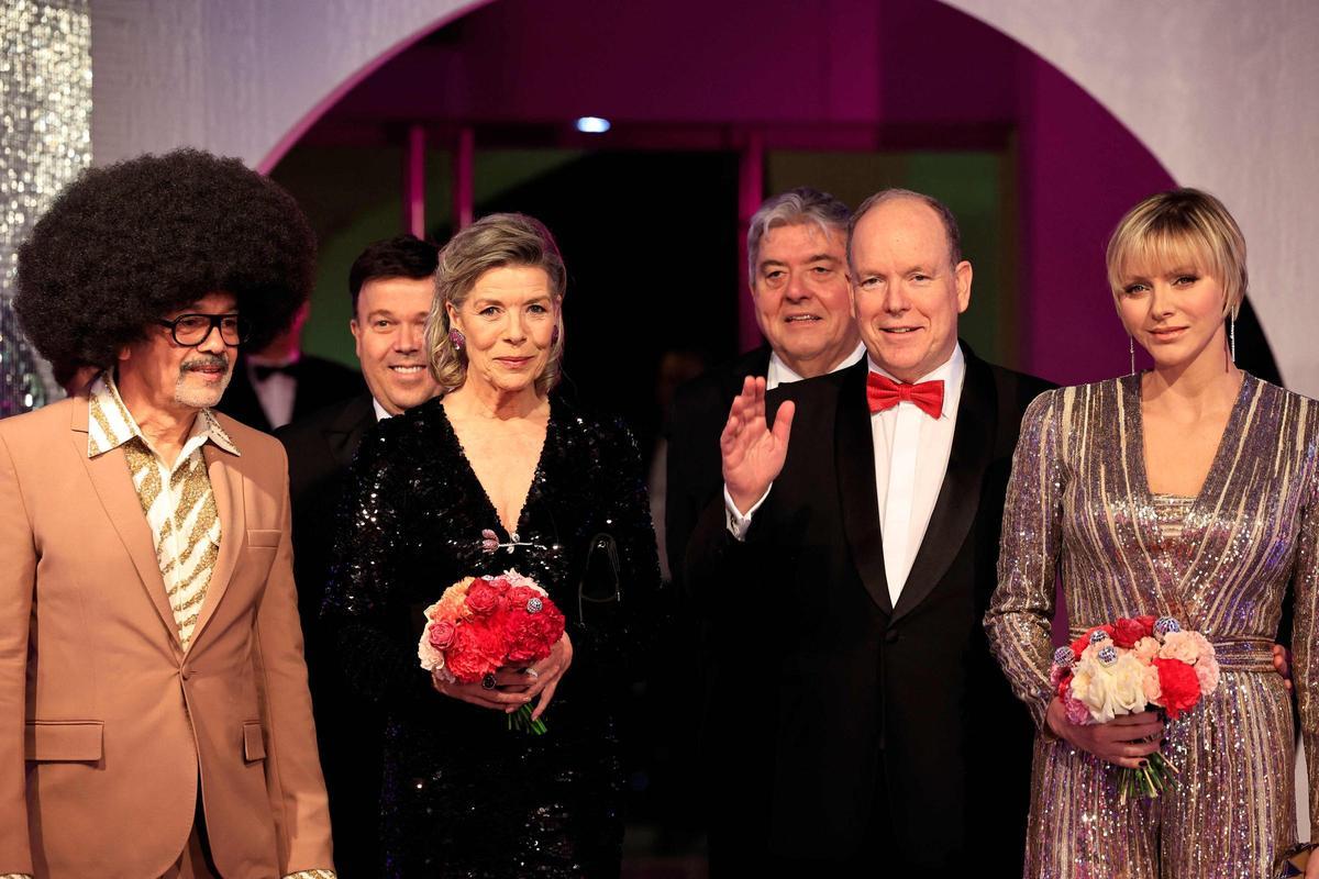 El diseñador francés Christian Louboutin (izq.), la princesa Carolina de Hannover, el príncipe Alberto II de Mónaco y la princesa Charlene de Mónaco posan mientras asisten al evento &quot;Bal de la Rose&quot; en Mónaco