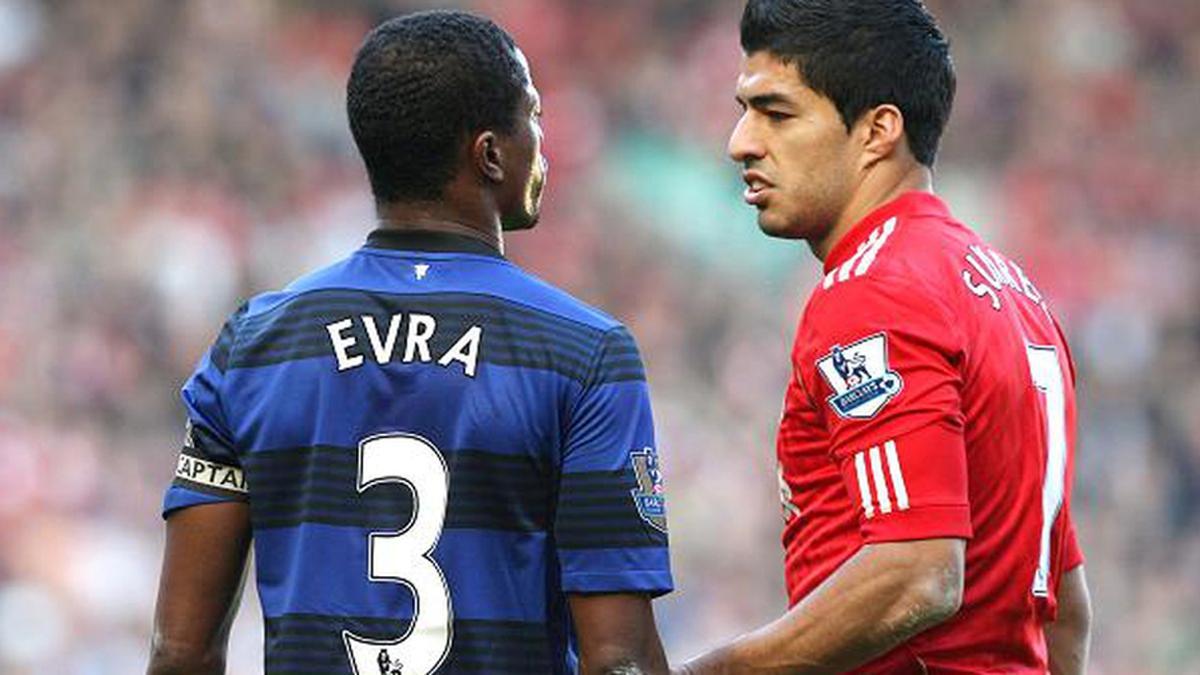 Patrice Evra y Luis Suárez, encarándose