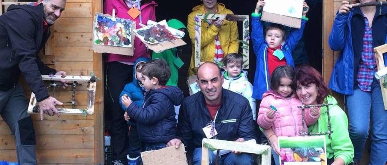 Participantes no obradoiro en familia celebrado no entorno da praia fluvial de Vilatuxe.