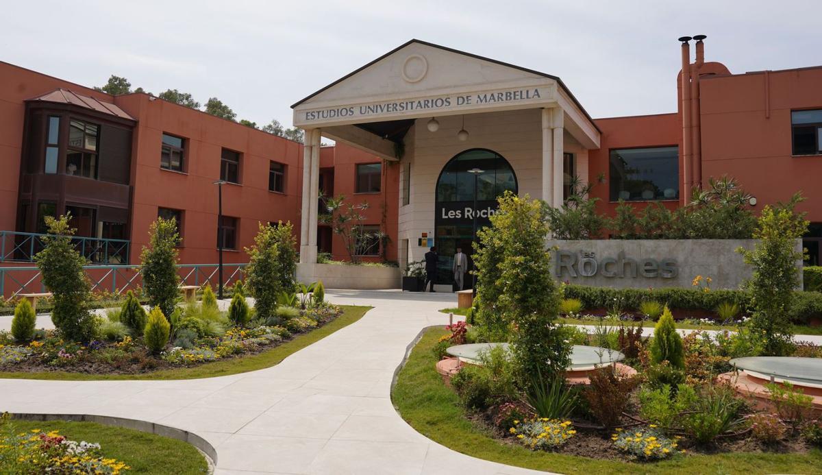 Entrada del campus de Les Roches Marbella.