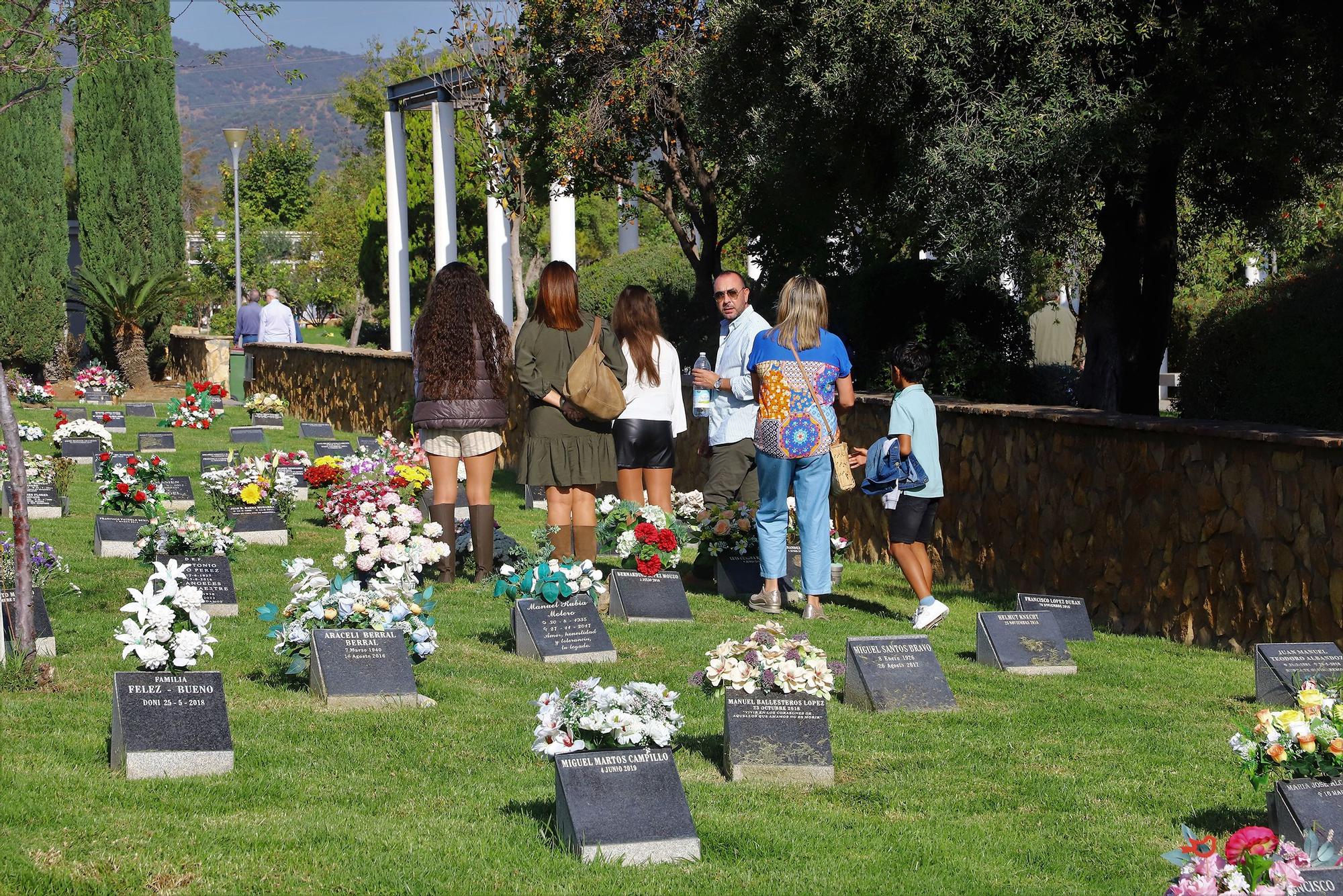 Los cementerios cordobeses cobran vida por el día de Todos los Santos