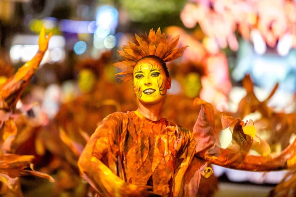 Calp se entrega a las huestes festeras en la Entrada de Moros y Cristianos