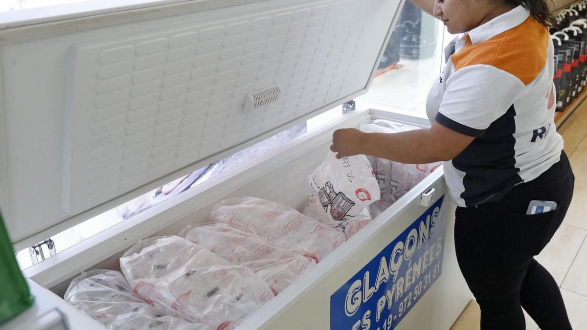 L’empleada d’una gasolinera de Quart mostra el congelador on guarden el gel, ara gairebé plena | ANIOL RESCLOSA