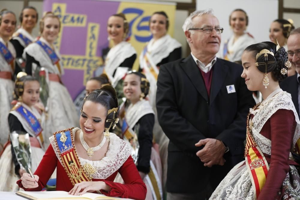 Las falleras mayores visitan los talleres de Ciudad Fallera