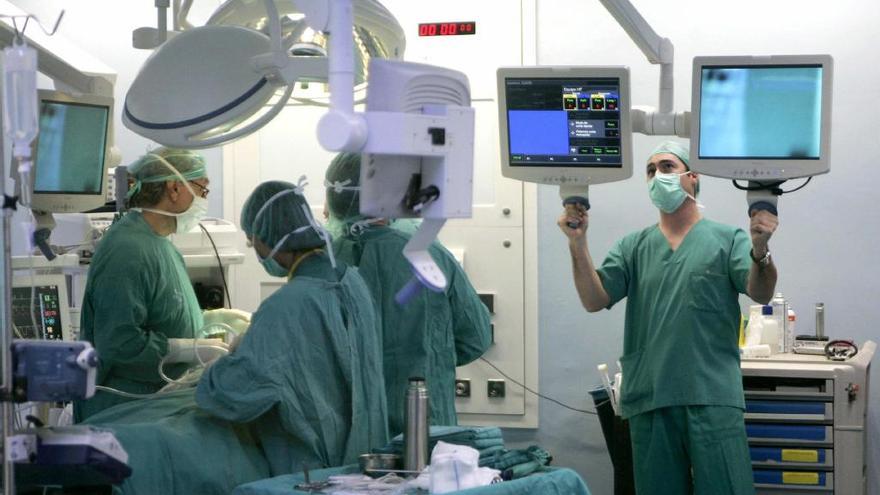 Varios cirujanos, durante una intervención.