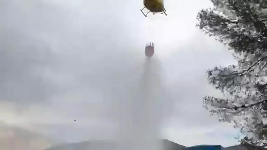 El helicóptero del Plan Infomur lanza agua sobre el incendio forestal de Lorca