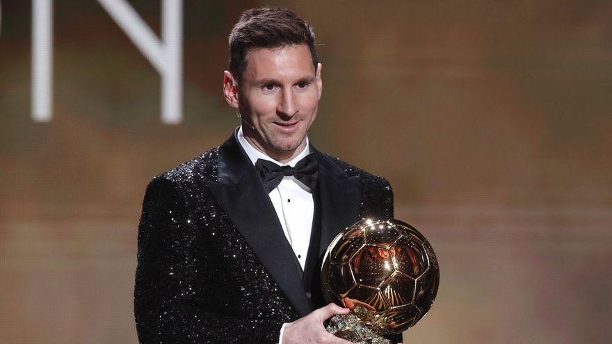 Messi besa su séptimo Balón de Oro