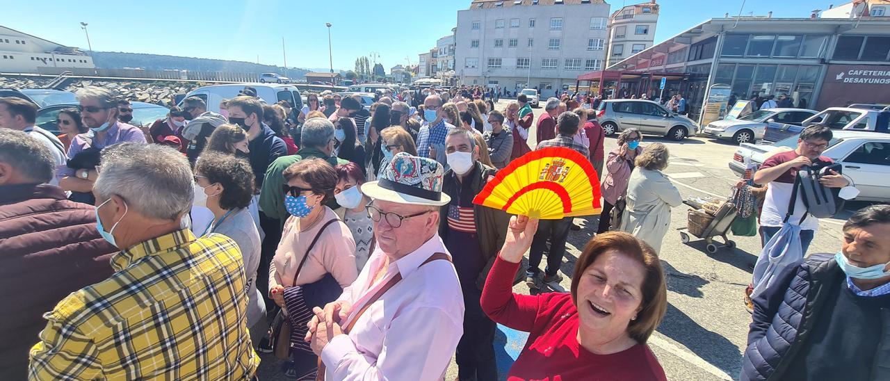 O Grove se ha convertido este Viernes Santo en una de las referencias turísticas más importantes de España. En la foto, gente haciendo cola bajo un intenso sol para embarcarse en los catamaranes que surcan la ría de Arousa.