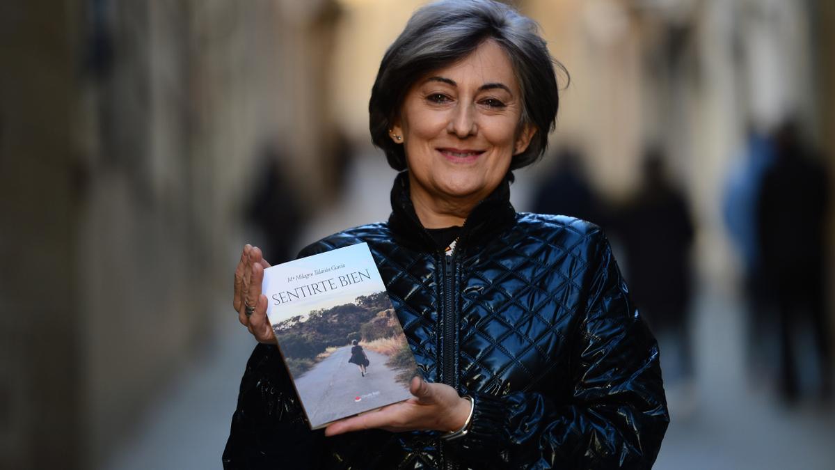 Milagros García, con su libro de homenaje a su marido.