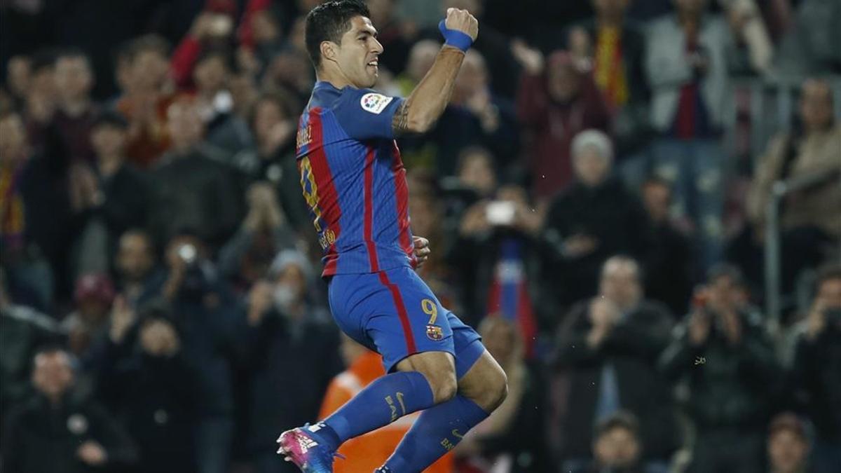 Suárez celebra un gol en el Camp Nou