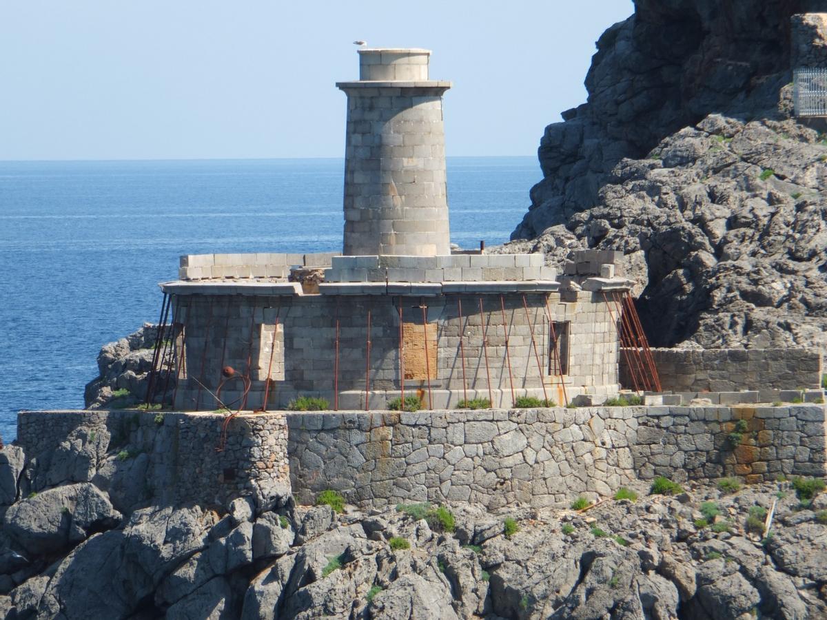 El antiguo faro, apuntalado.