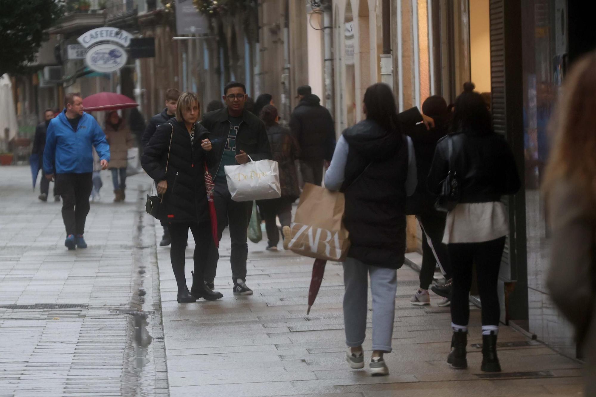 Las calles de Vilagarcía durante las rebajas de enero.