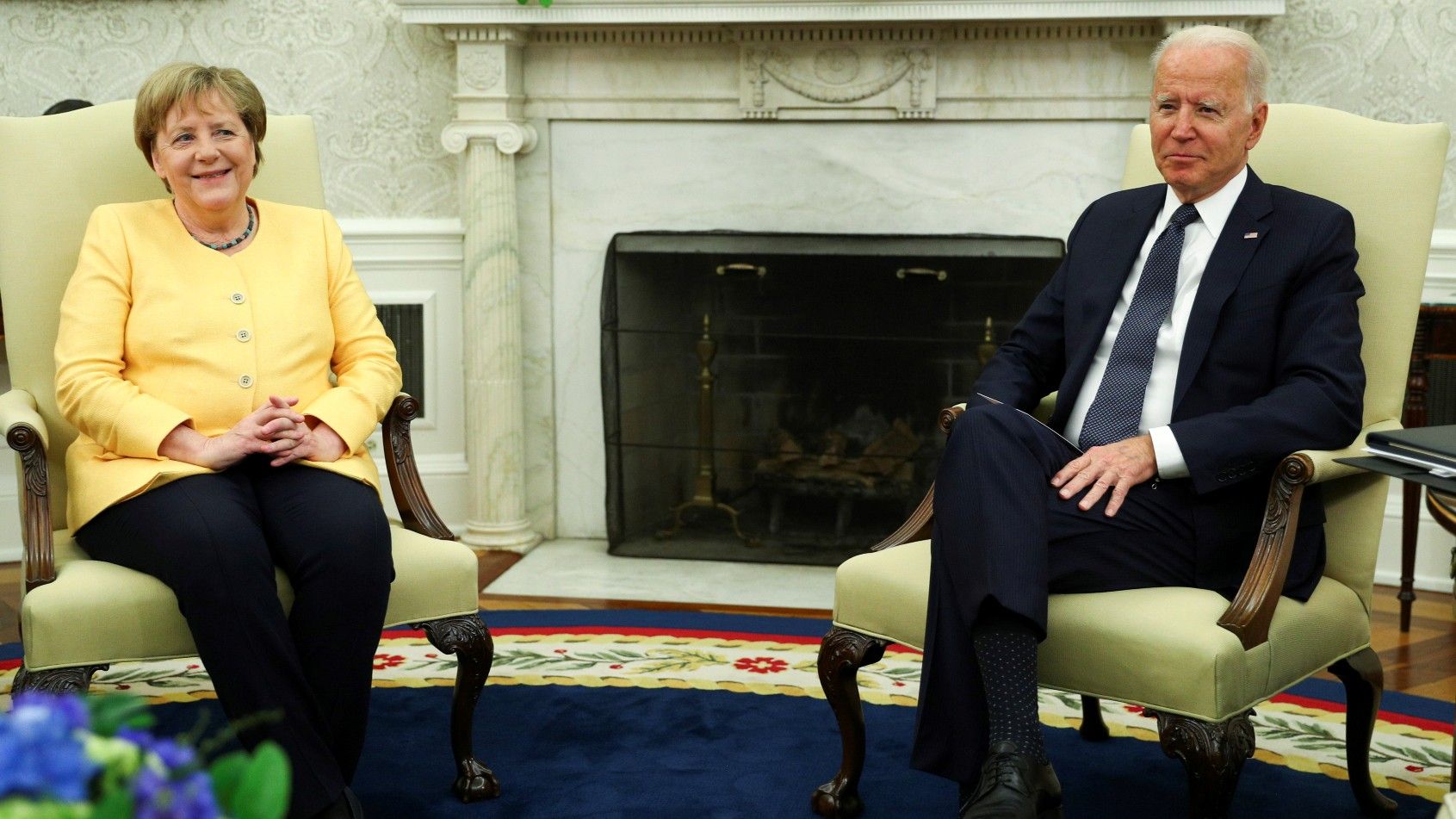 El presidente de EEUU Joe Biden recibe a su homóloga alemana Angela Merkel en el Despacho Oval de la Casa Blanca, en Washington, este jueves.