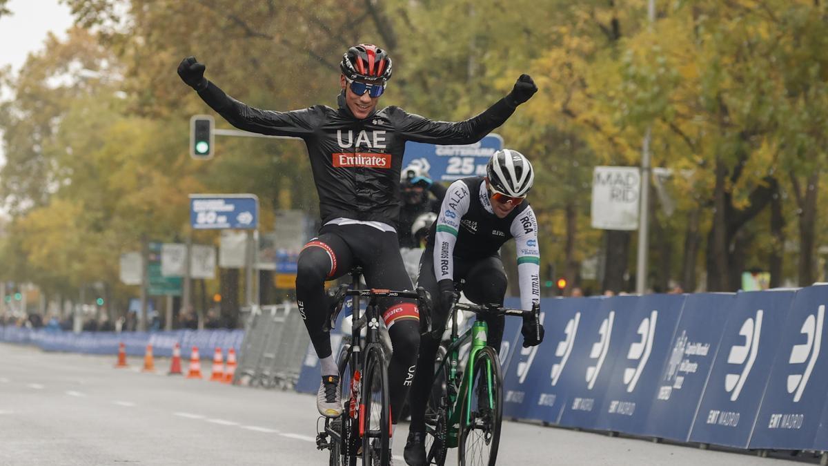 Juan Ayuso, en su victoria al esprint ante Jonathan Lastra en el Criterium de Madrid